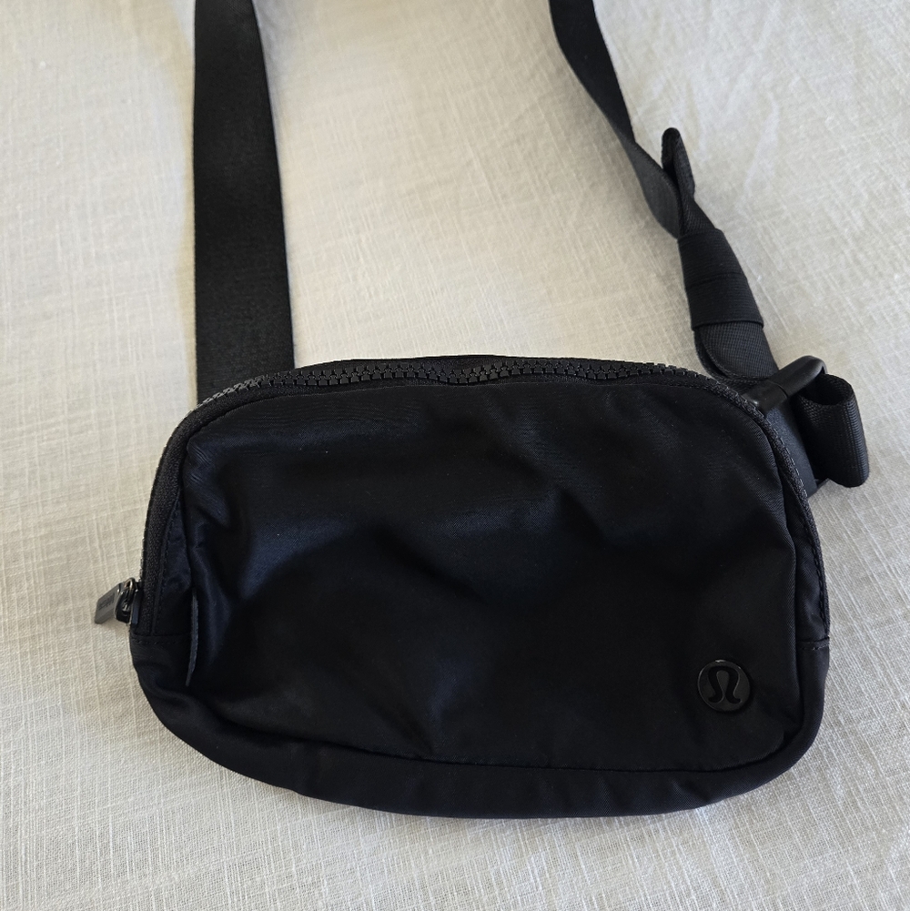 lululemon • athletica Black Adjustable Crossbody Belt Bag